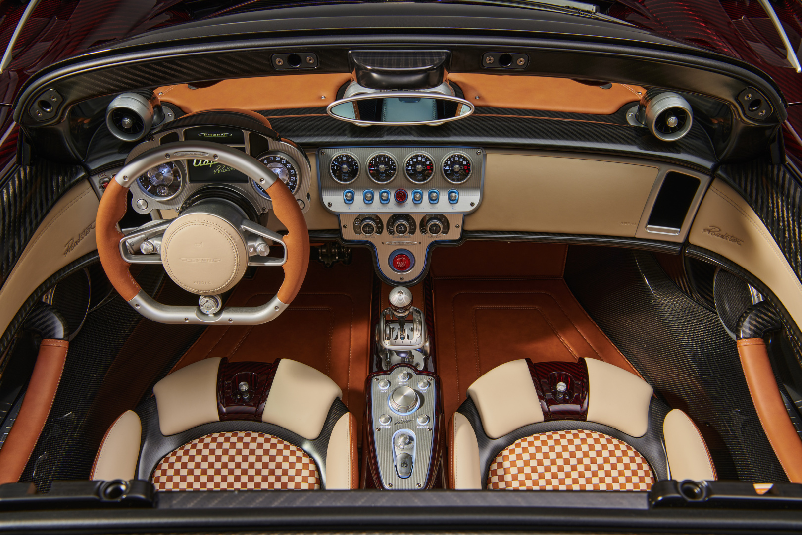 SMALL_Pagani-Utopia-Roadster-020103-Interni-dallalto-zoom-logo